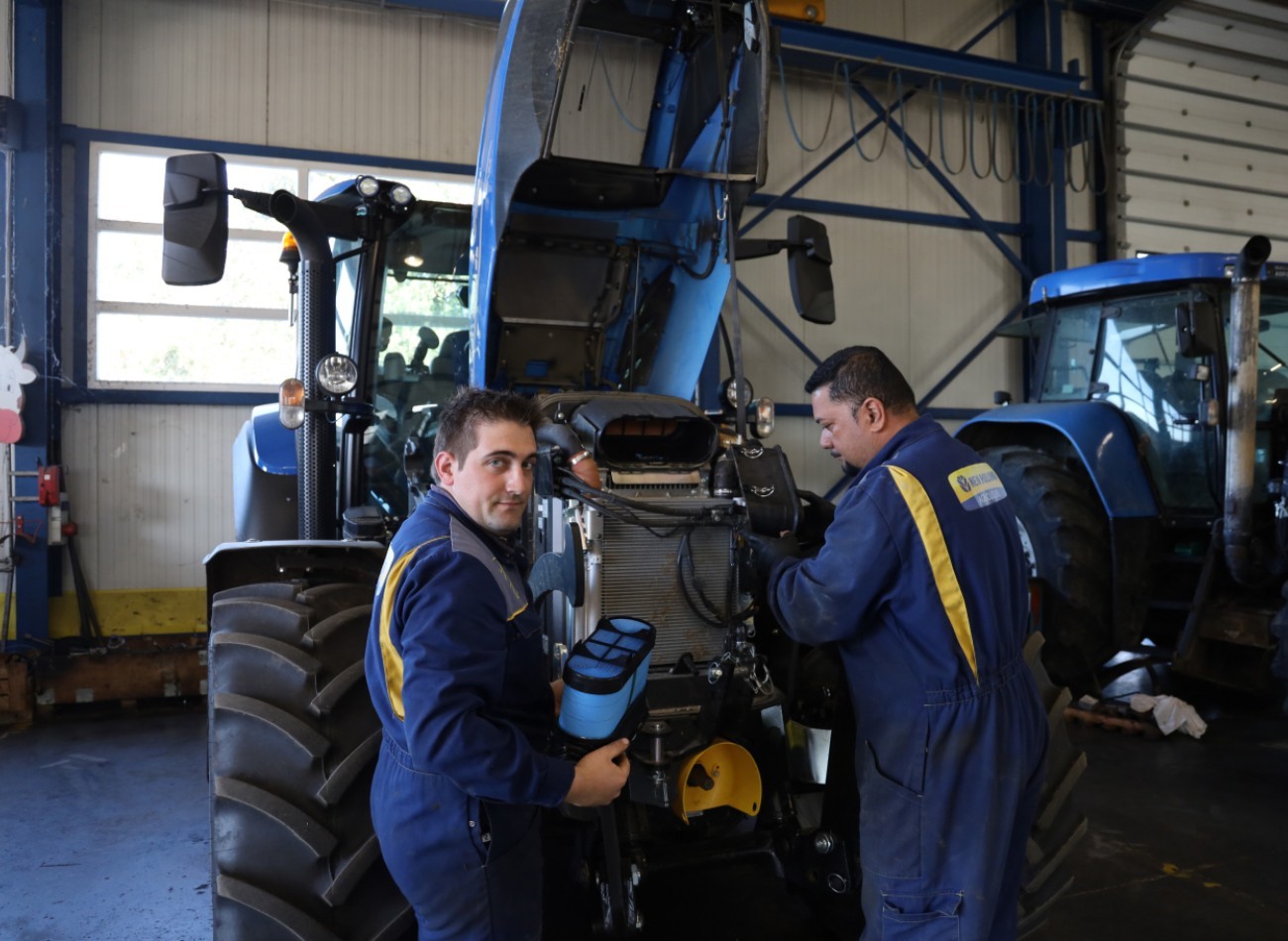 2 techniciens capot ouvert