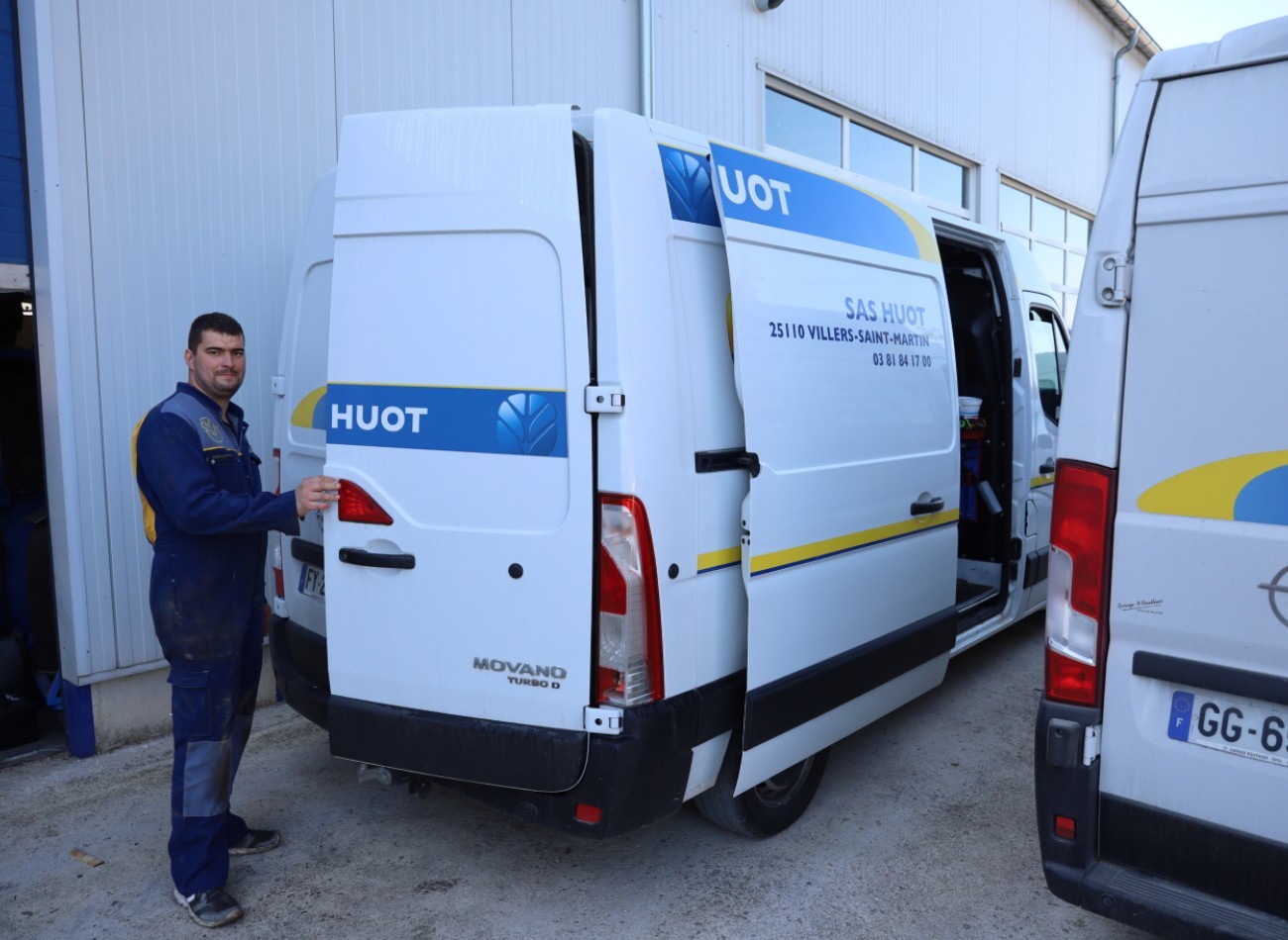 Technicien devant son camion